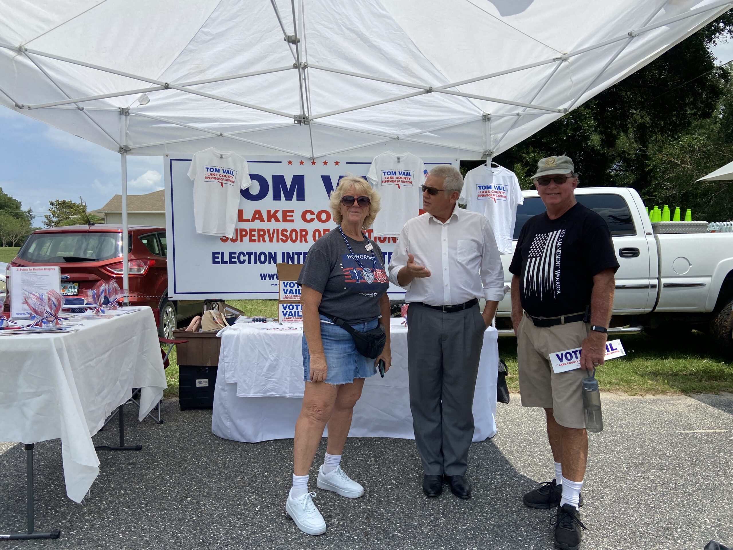 Tom Vail with Ed and Debbie Prosienski in Howey, May 2023
